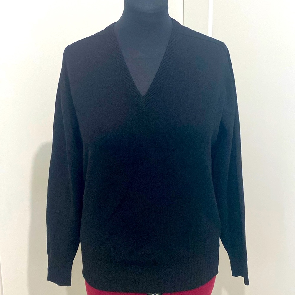 Paul Stuart 💯% Lambswool V-Neck Black Sweater, made in Scotland |Size 107cm/42”